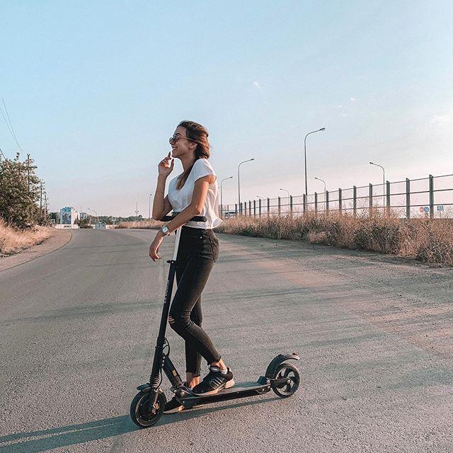 Riding an E-scooter on Street | Kukirin